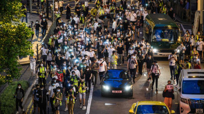 '홍콩 시위' 1주년...기념집회 참가자들, 길거리서 무더기 체포