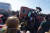 시위대가 지난달 31일(현지시간) 시위 현장으로 돌진한 유조 트럭에서 운전자를 끌어내리고 있다. [로이터=연합뉴스] 