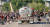 대형 유조트럭이 지난 달 31일(현지시간) 미국 미니애폴리스의 서부 35번 주간 고속도로에서 수천 명이 모여 있는 시위대를 향해 돌진하고 있다.[로이터=연합뉴스] 