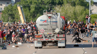 [서소문사진관] 대형 유조트럭, 미니애폴리스 시위대 향해 돌진한 아찔한 순간...시민들 혼비백산