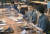 순천향대 서교일 총장(가운데)이 구내식당에서 학생들과 간담회를 하고 있다. [사진 순천향대]