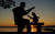  존 마샬의 작품. 개구리 '커밋'과 기타 연주하는 모습. [사진 인스타그램]