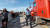  경찰이 지난달 31일(현지시간) 미니애 폴리스 시위 현장으로 돌진한 유조 트럭을 살펴보고 있다. [로이터=연합뉴스] 