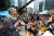 지난해 8월14일 오후 서울 종로구 옛 일본대사관 앞에서 열린 일본군 '위안부' 문제해결을 위한 1400차 정기 수요집회에 길원옥 할머니가 참석, 발언하고 있다. 연합뉴스