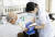 일본 정부가 신종 코로나바이러스 감염증(코로나19) 확산 실태를 가늠하기 위한 대규모 항체 검사를 시작했다고 1일 밝혔다. 사진은 일본 미야기현 나토리시의 병원에서 한 노인이 신종 코로나바이러스 감염증(코로나19) 항체 보유 여부를 확인하기 위한 채혈 검사를 받는 모습.연합뉴스