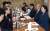 미래통합당 김종인 비대위원장이 10일 서울 여의도의 한 음식점에서 서울지역 초선 의원들과의 오찬을 하고 있다. 연합뉴스