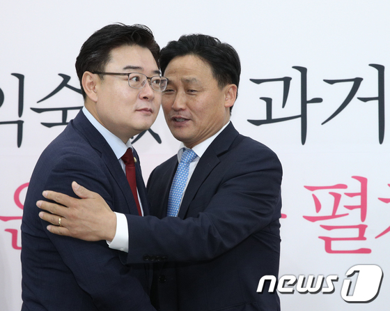 김영진 민주당 원내수석(오른쪽)과 김성원 통합당 원내수석. [뉴스1]