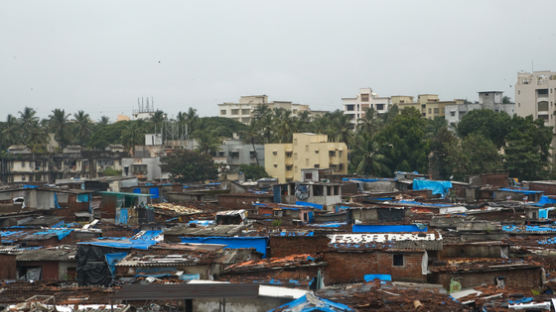 70만명 다닥다닥···인도 빈민가 휩쓴 코로나, 부유층 덮쳤다