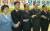 2005년 4월 열린우리당 전당대회에서 선출된 문희상(가운데) 의장 취임식에서 한명숙(왼쪽) 의원과 유시민(왼쪽 둘째) 의원이 손을 맞잡고 있다. [중앙포토]