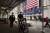 미국의 한 가족이 11일(현지시간) 마스크를 쓰고 뉴욕의 증권거래소 앞을 지나가고 있다. AP=연합뉴스