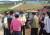 지난달 30일 맹정호 서산시장(왼쪽 다섯째)이 마늘 폐기현장을 방문해 상황을 점검하고 농민들의 애로사항을 듣고 있다. [사진 서산시]
