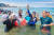 지난해 7월 27일 강원 고성군 봉포해수욕장에서 열린 봉포해변 오징어·조개잡이 체험행사에 참가한 관광객들이 직접 잡은 오징어를 들어 보이고 있다. 뉴스1