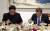 문재인 대통령과 김정은 북한 국무위원장이 2018년 4월 27일 판문점 평화의집에서 열린 환영만찬에서 옥류관 평양냉면을 먹고 있다. 사진 청와대