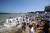 2018년 7월 강원 속초 장사항에서 열린 오징어 맨손 잡기 축제에 참가한 피서객들이 행사장에 풀어놓은 오징어를 잡으려고 바다로 뛰어들고 있다. 연합뉴스