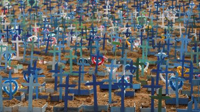 [서소문사진관] 공동묘지 십자가 빈틈이 없다...코로나19 사망자 4만 명 넘은 브라질 