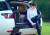 가수 수지가 랜드로버 레인지로버 스포트 트렁크에서 K2코리아의 등산화를 착용하고 있다. 사진 K2코리아