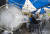 9일 서울 구로구 중국동포교회 앞에 설치된 선별진료소에서 의료진이 거주자와 교회 관계자들을 대상으로 신종 코로나바이러스 감염증(코로나19) 검사를 하고 있다.연합뉴스