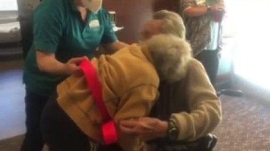 [영상]휠체어 탄 채 울었다, 코로나도 못막은 90세 노부부 사랑