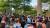 13일 미국 워싱턴 DC 뮤리엘 바우저 시장 자택 앞에서 성소수자 단체를 포함해 조지 플로이드 시위대가 경찰예산 삭감(Defund Police)을 요구하는 기습 시위를 벌였다. [트위터]