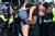 흑인 남성 패트릭 허치슨이 13일(현지시간) 영국 런던에서 열린 인종차별 반대 시위에서 부상당한 백인을 어깨에 메고 안전한 곳으로 옮기고 있다. [로이터=연합뉴스] 