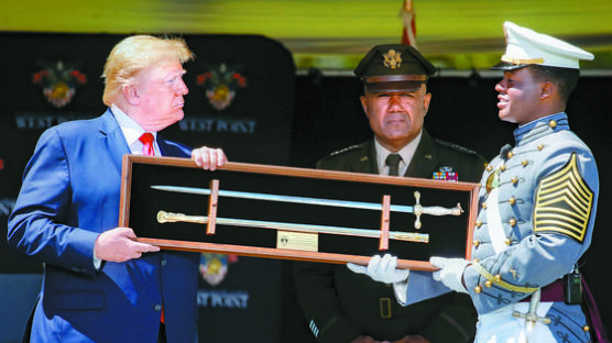 [사진] 미국 육사 흑인 생도대표, 트럼프에 칼 선물