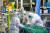 지난 2월 중국 후베이성 우한의 우한대학 부속 중난병원에서 보호복을 입은 의료진이 신종 코로나바이러스에 의한 폐렴 환자를 치료하고 있다. 로이터=연합뉴스