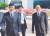 2019년 5월 8일 김연철 통일부 장관(왼쪽)이 개성 남북공동연락사무소을 처음으로 방문해 북측 김영철 임시소장대리(오른쪽)와 이동하고 있다. [통일부 제공]