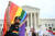 15일(현지시간) 미국 워싱턴D.C에 위치한 연방대법원 앞에서 한 남성이 성소수자의 인권운동을 상징하는 무지개 색 깃발을 들고 감격해하고 있다. 이날 대법원은 성소수자의 고용 차별을 금지하는 내용의 판결문을 냈다. [AFP=연합뉴스]