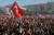 지난해 6월 23일(현지 시각) 치러진 이스탄불 시장 재선거에서 야당인 공화인민당(CHP) 후보 에크렘 이마모을루가 승리하자 27일 지지자들이 시청 앞에 모여 환호하고 있다. [로이터=연합뉴스] 