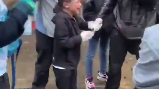 평온한 집회 속 아이의 비명…美경찰, 7살 얼굴에 최루액 쐈다