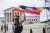 15일(현지시간) 미국 대법원이 동성애자나 트랜스젠더라는 이유로 해고될 수 없다면서 고용 차별을 금지하는 판결을 내리자 한 성소수자 지지자가 '프라이드 플래그'(성소수자의 인권을 상징하는 무지개 깃발)를 펼쳐 들고 있다. [EPA=연합뉴스]