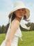 밝은색 버킷햇은 여름 휴가지 패션 아이템으로도 주목받는다. 사진 에잇세컨즈