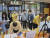 2일 박백범 교육부 차관(아래 왼쪽)이 서울 강남구 대치동의 B학원 입구에서 문진표를 작성하고 있다. 남궁민 기자