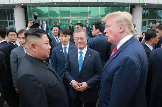 지난해 6월 30일 판문점 남측 지역에서 김정은 국무위원장과 문재인 대통령, 도널드 트럼프 미국 대통령이 만나고 있다. [뉴시스]