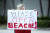 5월14일 미 플로리다주에서 한 여성이 "해변을 개방해달라"는 팻말을 들고 서있다. [EPA=연합뉴스]