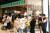 지난 5월 28일 서울 노원구 이마트타운 월계점 스타벅스 매장에서 고객들이 '서머e-프리퀀시' 이벤트를 위해 줄을 서 있다. 뉴스1