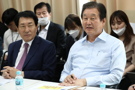 김무성 전 미래통합당 의원이 17일 오후 서울 마포구의 한 사무실에서 열린 '더 좋은 세상' 포럼에 참석해 있다.〈br〉〈br〉[뉴스1]