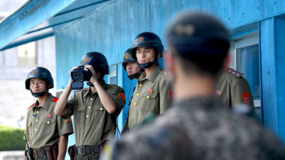 심상찮은 北…DMZ GP서 총검에 철갑모 착용한 북한군 포착