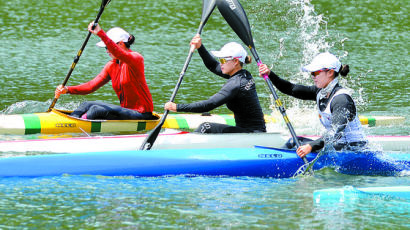 [사진] 물살 가르는 카누 선수들