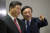 중국 시진핑(왼쪽)과 화웨이 최고경영자(CEO) 런정페이. 사진은 2015년 런던에서 런정페이가 시진핑에 제품 등을 설명하고 있는 모습. 