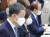 박능후 보건복지부 장관이 17일 오전 국회 보건복지위원회 전체회의에 마스크를 착용하고 참석하고 있다. 연합뉴스