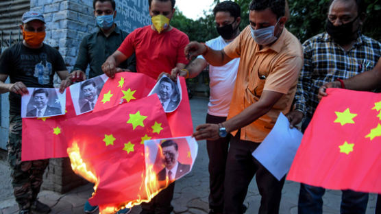 시진핑 사진 불태우고, 中 TV 버리고 …인도서 반중 시위 확산 