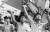 경찰의 수배를 받아오던 전대협 의장 임종석(오른쪽)군과 평양축전 준비위원장 전문환(가운데)군이 1989년 6월 29일 집회에 모습을 나타내 통일 선봉대로부터 건네받은 한라산의 물과 돌멩이를 들어보이고 있다. [중앙포토]