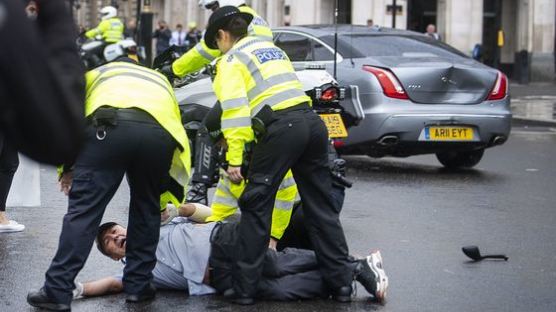 영국 존슨 총리 탑승 차량, 갑자기 뛰어든 시위대에 추돌사고 발생