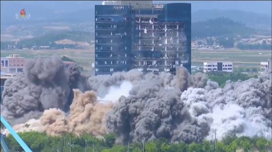 폭파 영상속 어정쩡 건물···못부쉈나 안부쉈나 '의문의 센터'