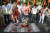 17일(현지시간)에 이어 18일에도 인도에서 반중 시위가 벌어졌다. 뉴델리에서 벌어진 시위에서 시진핑 중국 국가주석의 사진을 쓴 한 남성이 줄에 감긴 채 무릎을 끓고 있다. [EPA=연합뉴스］
