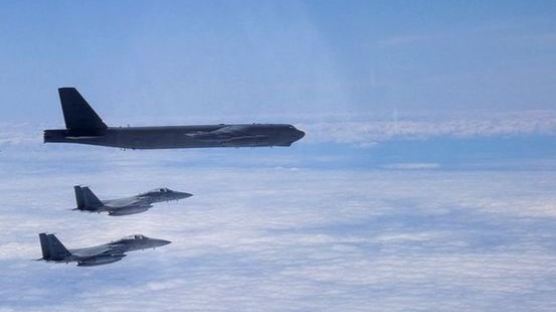 B-52 두대 동해 다녀갔다…美국방 "전략자산, 韓과 논의"