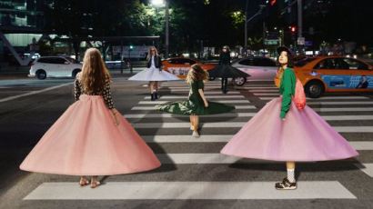 지름 2m 드레스, 풍선 원피스…사회적 거리 두기 위한 기발한 패션들