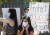 18일(현지시간) '다카' 수혜자들이 출입국사무소 앞에서 연방 대법원의 결정을 듣고 있다. AP=연합뉴스