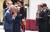 영국 찰스 왕세자 부부가 18일(현지시간) 에마뉘엘 마크롱 프랑스 대통령의 예방을 받고 합장하며 인사를 나누고 있다. [EPA=연합뉴스] 